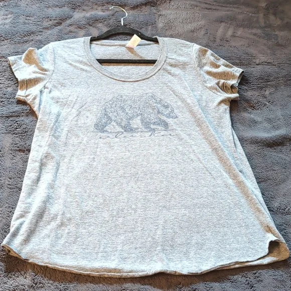 💵2/$10Bundle and Save💵 Prairie Mountain| Grey T-shirt With Blue Bear Print - Picture 4 of 8